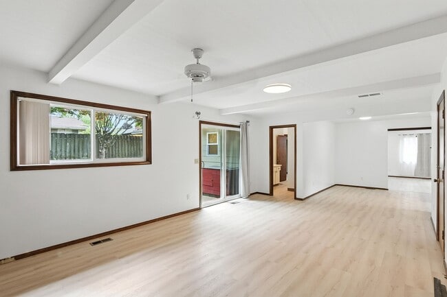 Building Photo - Refreshed 3 Bedroom Ranch In NE Portland