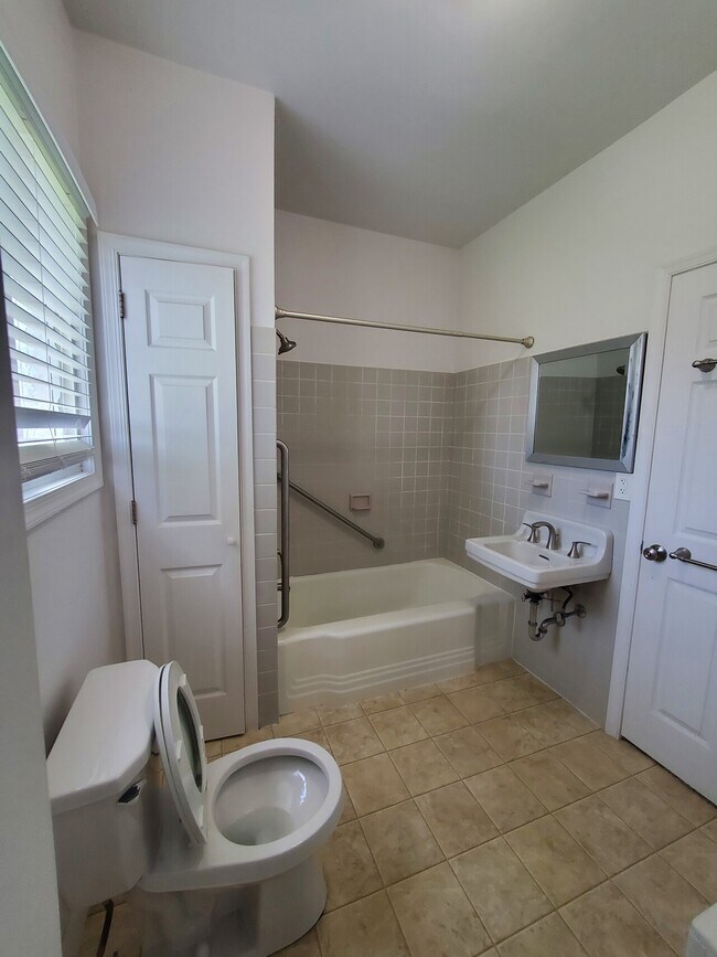 Building Photo - 100 S Park St