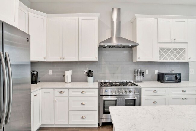 Building Photo - 3 bed East Hill Townhome