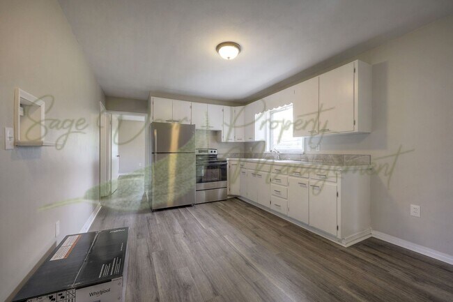 Building Photo - SMALL TOWN LIVING!!!