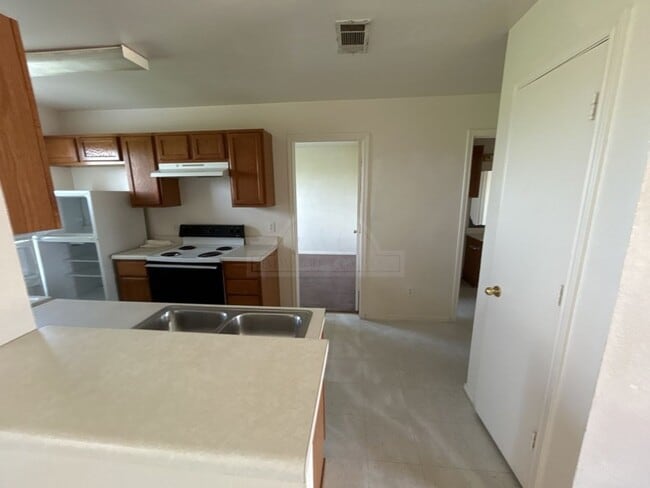 Building Photo - 5804 Greengate Dr