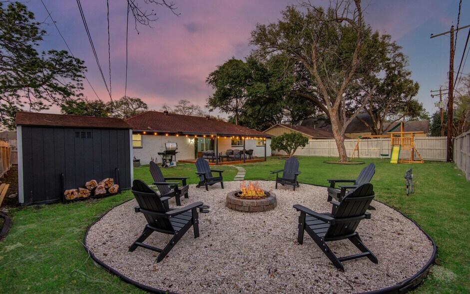 Building Photo - 9515 Meadowglen Ln