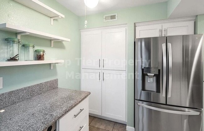 Building Photo - **Beautiful, Fully-Furnished 2 bed / 2.5 b...