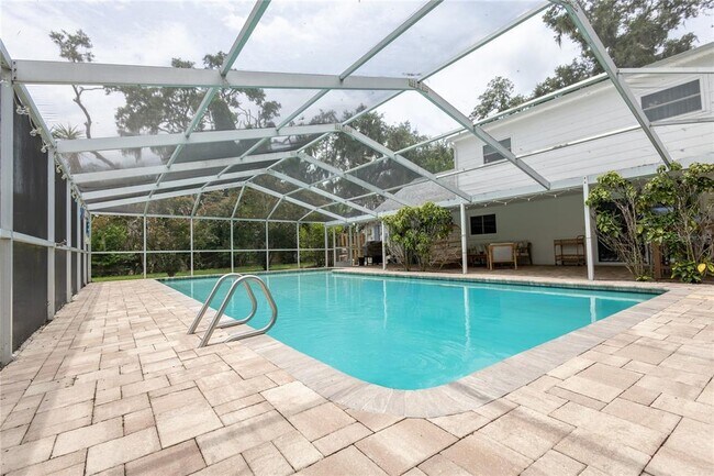 Building Photo - 615 Valle Vista Dr