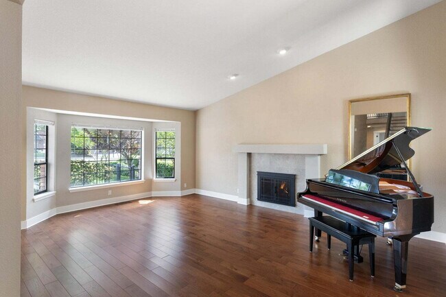 Building Photo - Gorgeous Executive Level Home 4 beds 3 baths close to hospitals and courthouse