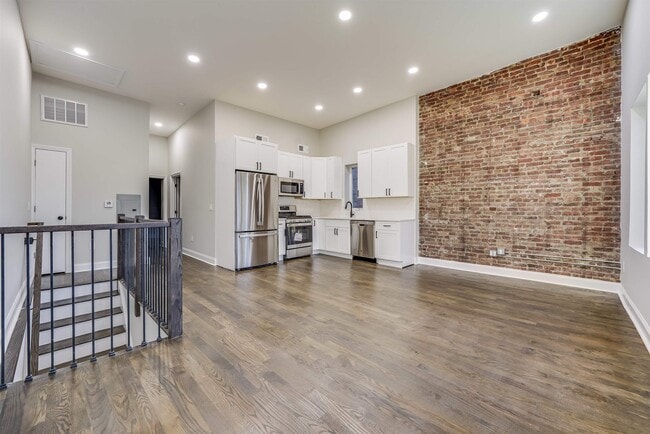 Building Photo - 172 Mallory Ave