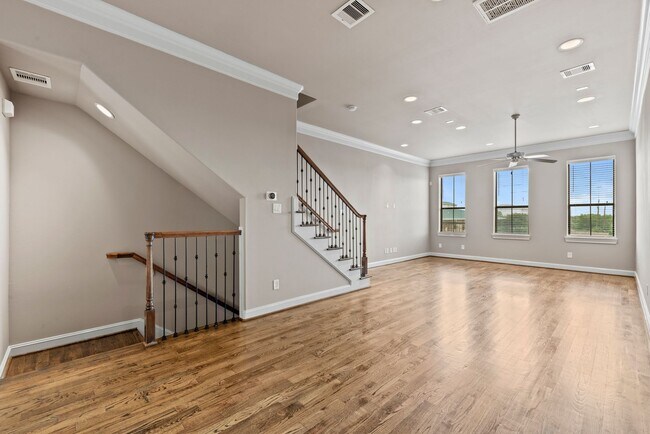 Building Photo - Luxury Townhouse in Fannin Station