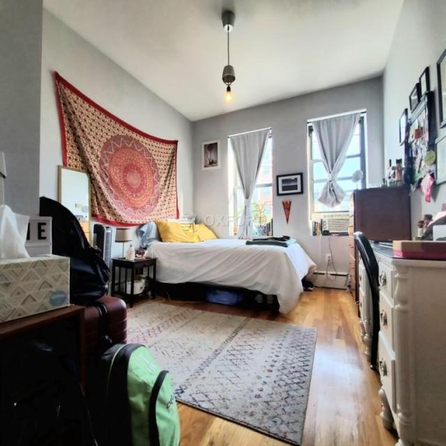 Building Photo - 3 bedroom in Brooklyn NY 11206