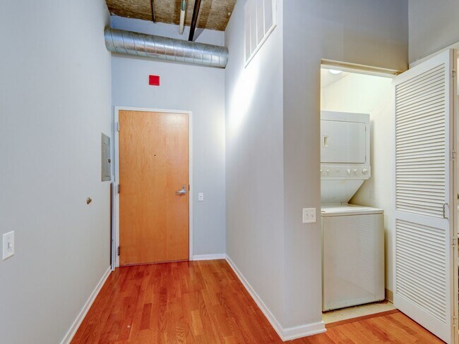 Building Photo - 900 N Kingsbury St