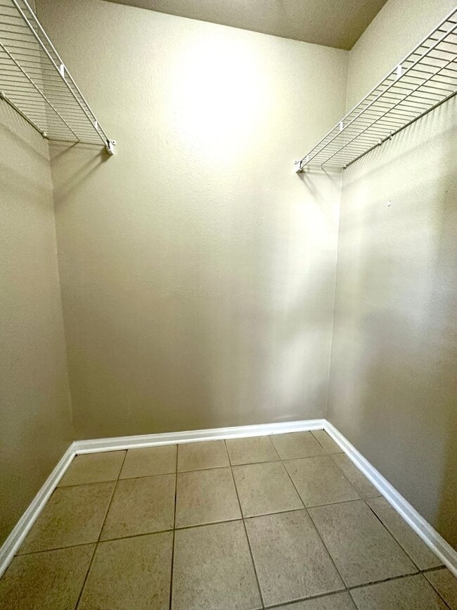 Building Photo - Spacious Ground Floor 3B/2B Unfurnished Condo Near the Beach in the Heart of Destin!