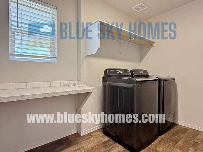 Building Photo - 853 Harpy Ave