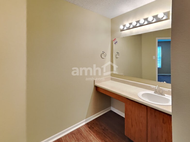 Building Photo - 202 Creekview Dr