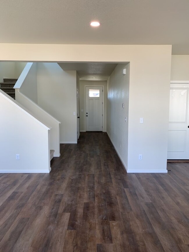 Building Photo - Exquisite 3 Bed 2.5 Bath Single Family Hom...