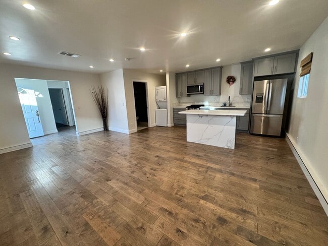 Building Photo - 7842 Woodlake Ave