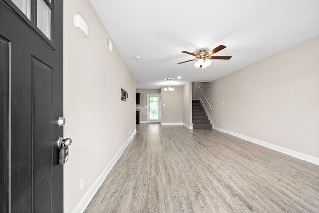 Building Photo - 913 Lutz Ln