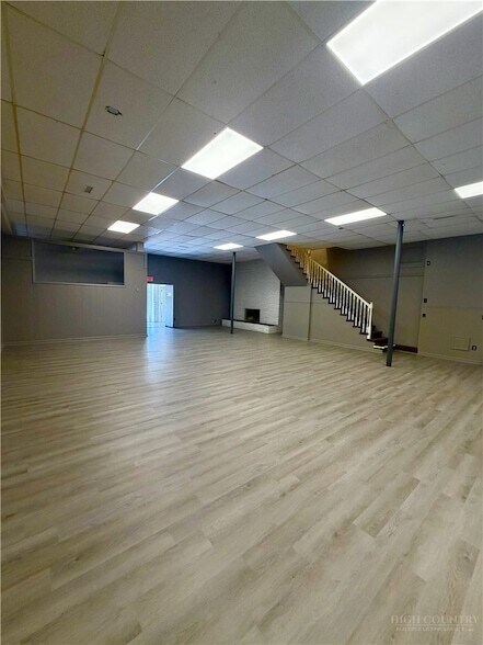Building Photo - 513 E Main St