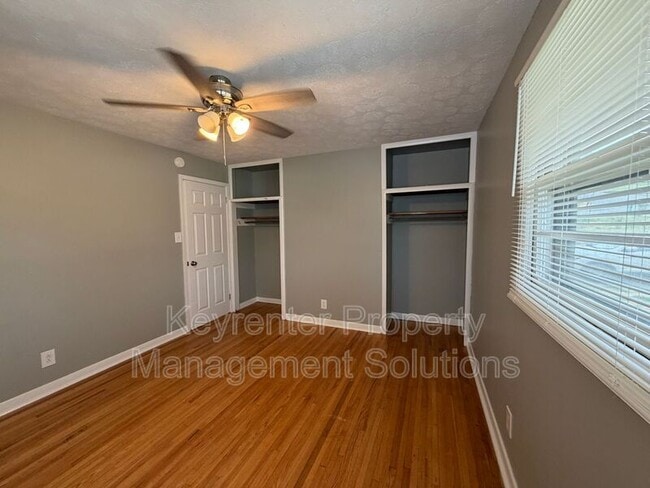 Building Photo - 221 River Rd