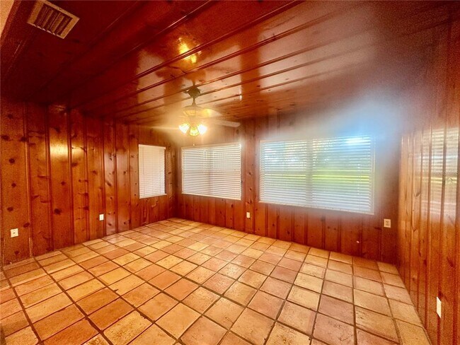 Building Photo - 1105 N Lake Otis Dr SE