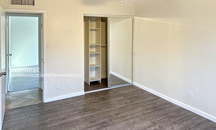 Building Photo - 8726 E Bonnie Rose Ave