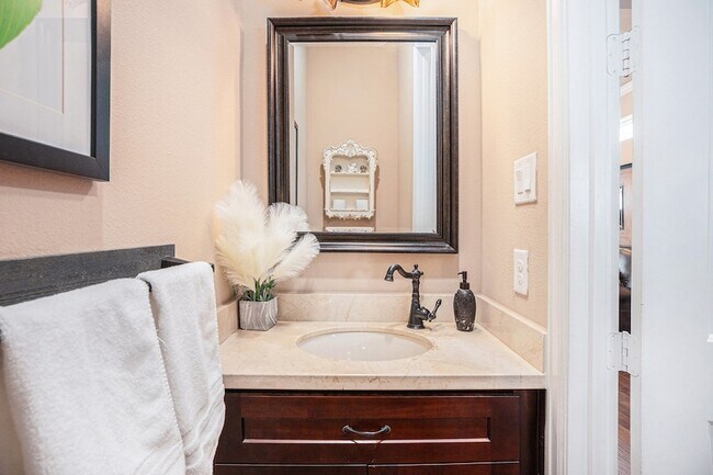 Building Photo - 1333 N Meyer Ave