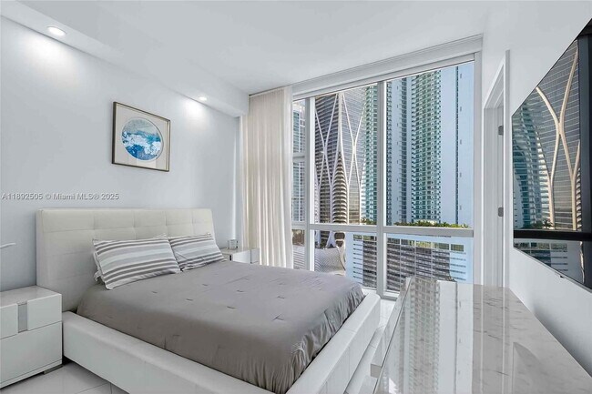 Building Photo - 851 NE 1st Ave