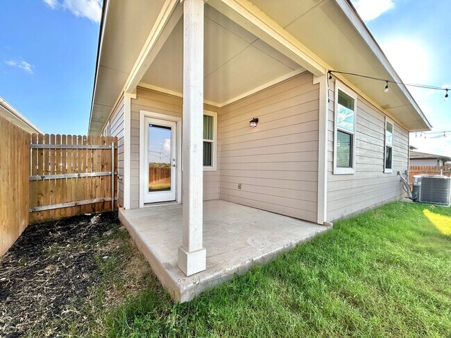 Building Photo - Spacious 4/BR 3/BA Home with Modern Upgrades