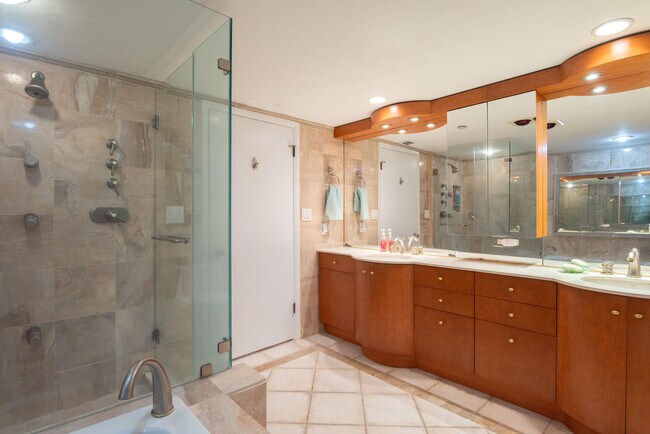 Building Photo - 5070 N Ocean Dr