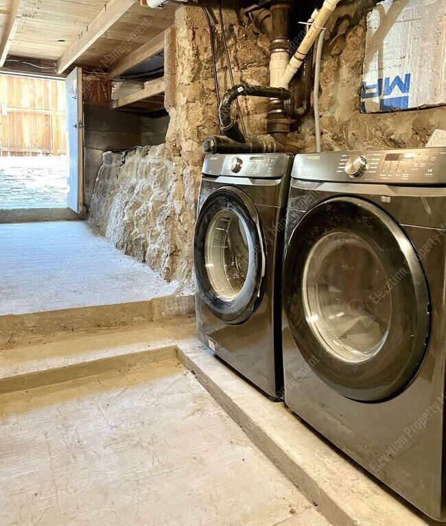 Building Photo - Super charming 2 BR cottage on the westside of Bend!