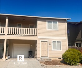 Building Photo - 3 Bedroom 2 1/2 Bath Townhome in White Cit...