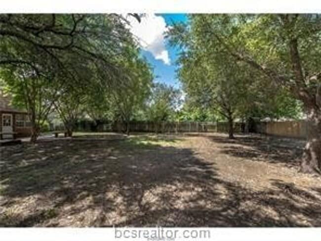 Building Photo - Updated 4 Bed, 2 Bath with Spacious Rooms!