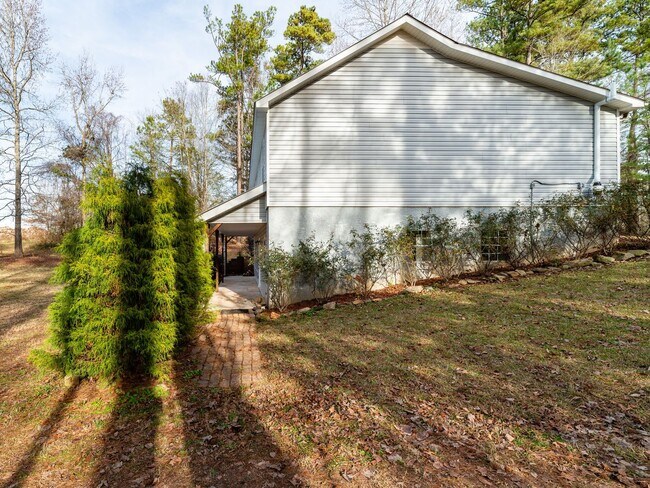 Building Photo - 3 Bedroom 2 Bath in Villa Rica