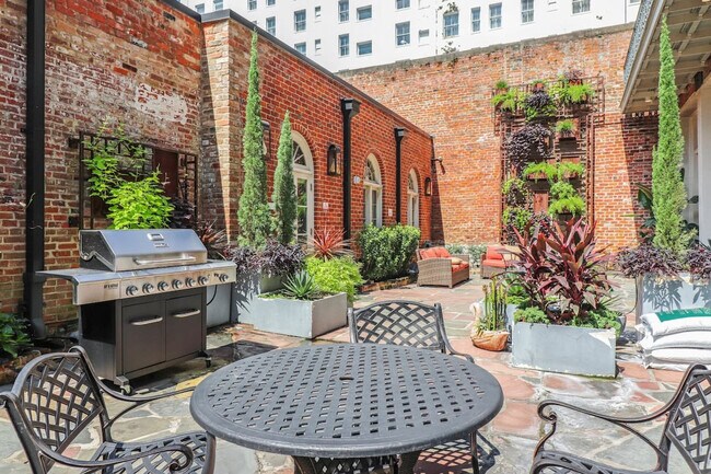 Building Photo - 822 Perdido St