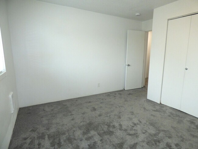 Building Photo - Rent Special: 1/2 Off June's Rent!! - 2 bed Townhome