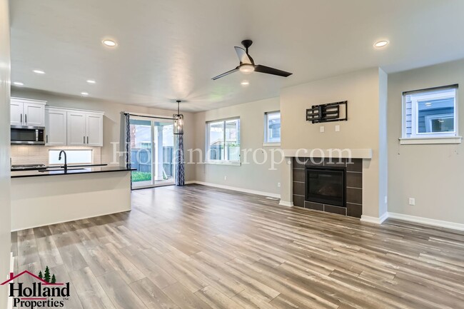 Building Photo - Modern Stylish 3-Bed Home in Prime Hillsbo...