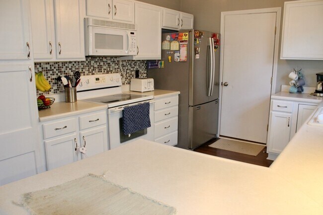 Building Photo - Spacious 3BR Home in Sterling Heights with Sunroom, Office & Fenced Yard