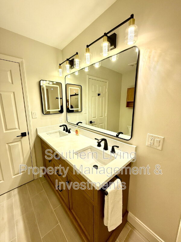 Building Photo - 8811 Roseton Ln