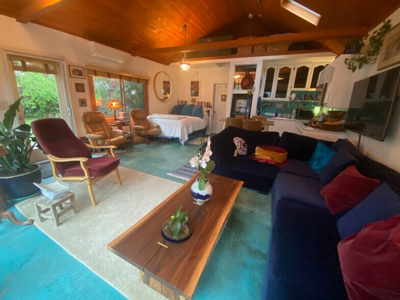 Primary Photo - 216 N Beachwood Dr