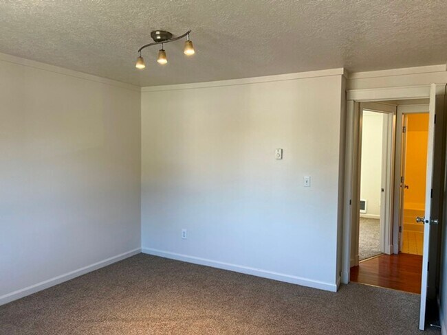 Building Photo - 1288 E Santiam St