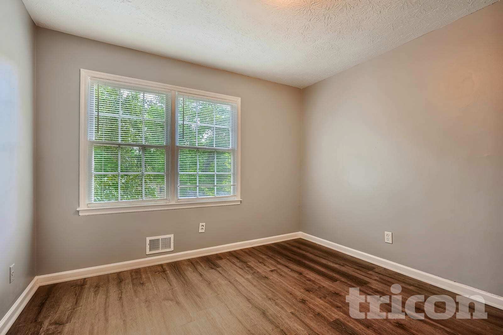 Building Photo - 847 Raintree Way SE