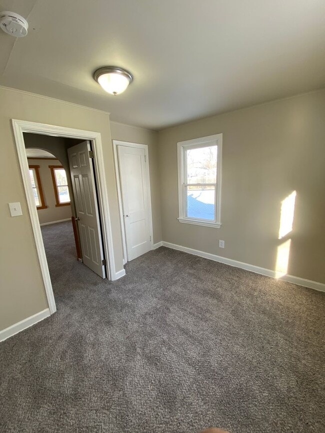 Building Photo - Updated 2 Bedroom 1 Bath