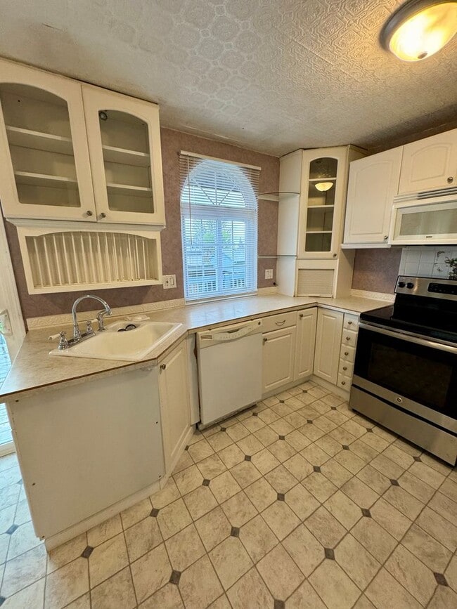Building Photo - Lovely 3 bedroom+ Office in Widefield