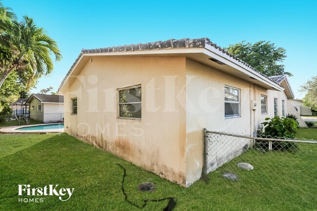 Building Photo - 11201 NW 39th Ct