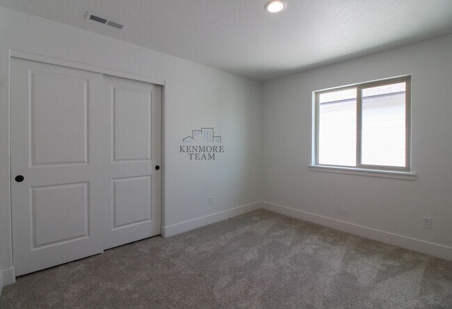 Building Photo - 4 Bedroom, 2.5 Bath Duplex in Kennewick