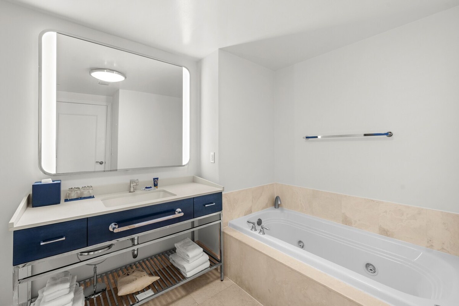 Building Photo - 4401 Collins Ave