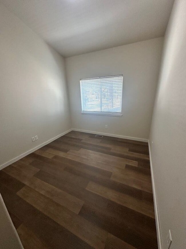 Building Photo - Lovely, recently remodeled 3Bd townhouse duplex! Available for viewing now! Call me to inquire to...
