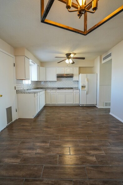 Building Photo - 10525 Champlain St