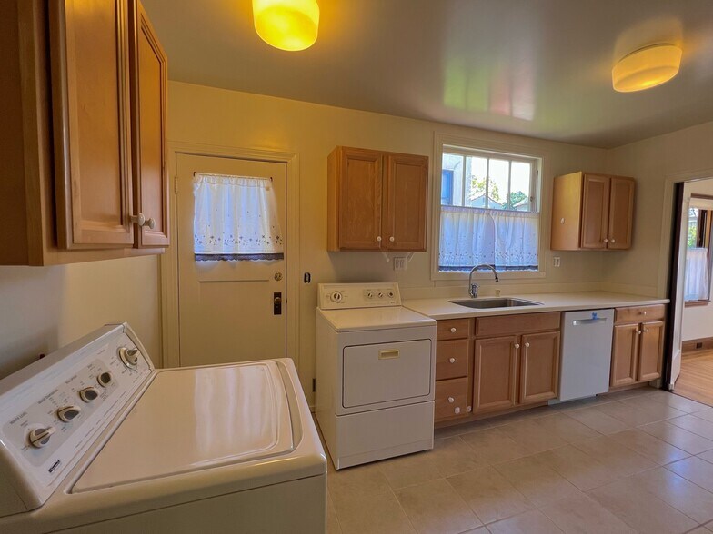 Kitchen 2 of 3 - 1761 Spruce St