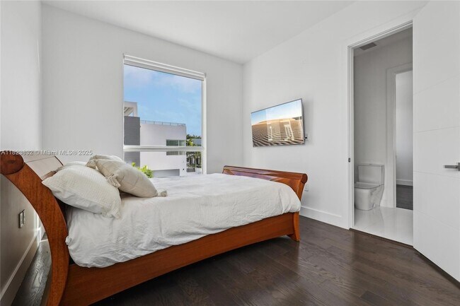 Building Photo - 10445 NW 68th Terrace