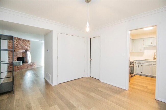 Building Photo - 2217 N Crossover Rd