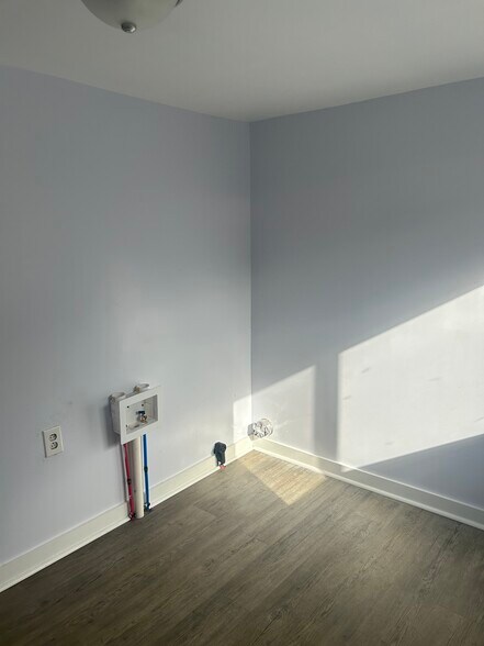 Washer/Dryer hookups/Laundry room - 122 Ross St